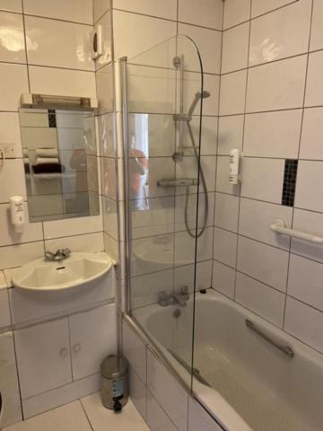 Monaghans Harbour Hotel Нейс Екстер'єр фото